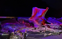 NÓNG: Xe tải lật, đè xe con, 2 người tử vong trong xe