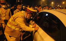 Tài xế chây ì 3 tiếng không chịu thổi nồng độ cồn, đòi xem kế hoạch kiểm tra