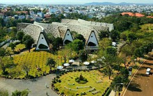 Các khách sạn ở Buôn Ma Thuột đang có giá chỉ từ 400 nghìn, thuận tiện cho bạn tham gia mùa lễ hội cà phê ở Tây Nguyên tháng 3