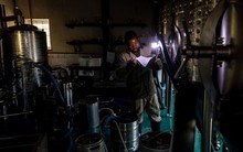 Quê hương của tỉ phú Elon Musk gặp khủng hoảng không tưởng: Cắt điện triền miên tới độ nhà xác phải "kêu cứu"