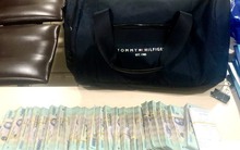 Khách bỏ quên túi xách hàng hiệu đựng 1,2 tỉ đồng cạnh băng chuyền hành lý