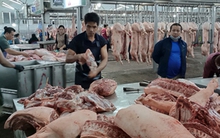Thịt heo rớt giá mạnh