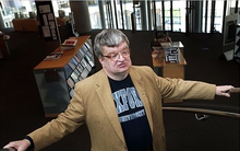 Thiên tài mắc hội chứng bác học hiếm gặp: Nhớ từng chữ trong hơn 12.000 cuốn sách, trả lời được mọi câu hỏi trong 15 lĩnh vực NHƯNG không thể tự cài cúc áo