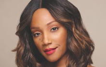 Sở hữu khối tài sản khổng lồ, nữ diễn viên vẫn săn mã giảm giá, dùng túi được tặng