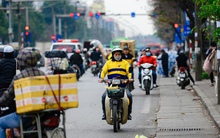 Người và xe thản nhiên đi ngược chiều, cắt mặt ôtô