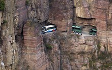 13 người đục núi giúp cả làng thoát cảnh cô lập, con đường nguy hiểm bậc nhất thế giới hóa thắng cảnh, mang về thu nhập cho người dân địa phương