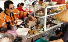 Về Đà Nẵng ghé quán bún hơn 30 năm bên đường tàu, giá rẻ bất ngờ