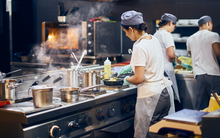 Đầu bếp du thuyền chia sẻ về cách phục vụ thức ăn cho gần 5.000 thực khách giữa đại dương: Phải có cả đầu óc của doanh nhân!