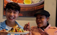 Chàng trai chuyên mời người lạ đi… ăn