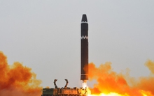 Triều Tiên bất ngờ phóng tên lửa có khả năng bay tới Mỹ