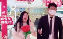 Chỉ mất hơn 7.000 đồng/giờ để thuê bạn trai đi mua sắm