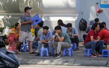 Nhìn lại hiện trạng vỉa hè ở TP.HCM: Người đi bộ vẫn bị đẩy xuống lòng đường