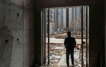 Khắp Trung Quốc mọc lên những khối bê tông "mốc xanh mốc đỏ": Người còng lưng trả nợ, kẻ ngậm ngùi nhìn theo giấc mơ tan vỡ