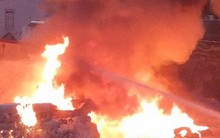 TP HCM: Cháy lớn, khói bốc cao hàng trăm mét tại kho cỏ nhân tạo