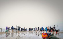 Hàng trăm người ngâm mình trong giá lạnh để săn 'lộc trời'