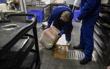 Bạn nghĩ nước lẩu thừa thì đổ đi nhưng người này thì không: Miệt mài gom về chế làm nhiên liệu máy bay