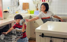 Mẹ nhàn nhã, gia đình vui vẻ, hoà thuận nhờ dạy con yêu bếp, yêu việc nhà