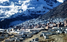 Lạ kỳ thị trấn thiếu oxy trầm trọng, rác chất thành núi nhưng người người ùn ùn kéo tới ở