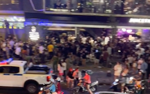 Buổi cà phê bất ổn tại địa điểm "hot nhất" của giới trẻ TP.HCM gần đây: Những dáng đứng thất thần khi chỗ ngồi bị dẹp sạch