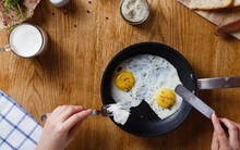 Trứng xào, rán, luộc, ăn kiểu gì sẽ bổ dưỡng hơn? Chuyên gia gợi ý cách ăn tốt nhất