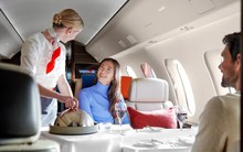 Vỡ mộng về bữa tiệc thịnh soạn trên máy bay tư nhân của giới siêu giàu: Một dịch vụ có giá hàng chục triệu, không phải cứ muốn là có được