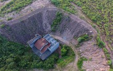 Ngôi nhà "lọt thỏm" dưới hố sâu vì chủ đầu tư đổ đầy đất cát xung quanh: Bị cắt điện nước, soi sáng bằng nến thay đèn nhưng nhất quyết không chịu nhận đền bù