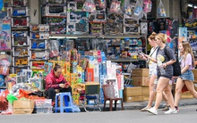 Vỉa hè Hà Nội bị chiếm, người đi bộ bị đẩy xuống lòng đường