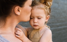 Phương pháp dạy con "không giống ai" nhưng hiệu quả vô cùng của 1 quốc gia: Con bắt đầu đi học, cả nhà mở tiệc ăn mừng