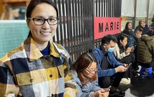 Cận cảnh tuyển sinh lớp 1 trường hot ở Hà Nội: 0h ngày 25/2 phát hồ sơ, 3h chiều ngày 24/2 phụ huynh đã đứng đợi sẵn ở cổng