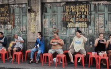 Quán cơm cà ri 50 tuổi ở Thái Lan: Hình thức đặc biệt, phải kê lên đùi ăn, nhưng tại sao khách vẫn xếp hàng để được thử?