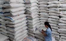 Bắt quả tang chủ cơ sở mua đường cát trôi nổi bán ra thị trường