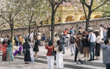 Đông nghịt người kéo đến "con đường hoa ban tím" ở Hà Nội trong ngày cuối tuần, đúng là trời nắng đẹp có khác!