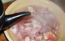 Kiểu rã đông thịt phổ biến nhiều nhà hay làm vô tình gây mất chất dinh dưỡng, thậm chí còn làm sản sinh hàng tá vi khuẩn gây hại