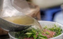 Trang du lịch Australia khen phở Việt Nam là món quà ẩm thực quý giá