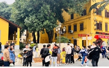 Xếp hàng vài giờ đồng hồ, vẫn chấp nhận chen chân để qua biên giới Lào Cai - Hà Khẩu