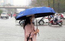Người dân Thủ đô 'vật lộn' với thời tiết mưa phùn, nồm ẩm