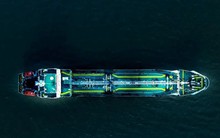 Bằng cách thần kỳ nào gần 100.000 thùng xăng dầu nguồn gốc từ Nga vẫn chảy đều đặn vào trung tâm tài chính lớn nhất của Mỹ mỗi ngày