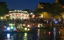 Du khách dạo phố cổ Hội An, xếp hàng dài chờ thả hoa đăng ngày Tết Nguyên tiêu