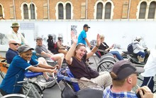 Du khách thích thú dạo chơi TPHCM bằng 'xích lô boeing' sang chảnh