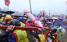 Hàng nghìn người đội mưa xem rước sinh thực khí ở lễ hội Ná Nhèm, Lạng Sơn