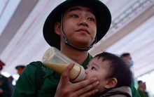Xúc động hình ảnh tân binh ôm và cho con ăn trước giờ lên đường "tòng quân"