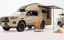 Toyota Hilux đắp thêm cả tỷ đồng biến thành nhà di động: Có đủ phòng ngủ, nhà tắm và cửa sổ trời 'ngàn sao'