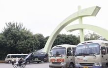 Công viên Cầu Giấy xuống cấp, nhiều khu vực bị chiếm dụng làm bãi đỗ xe, bán hàng