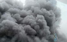 Hà Nội: Cháy dưới gầm cầu Thăng Long, khói đen bốc cao hàng chục mét