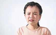 Con gái thường xuyên đau ốm bất thường, mẹ sinh nghi liền đưa đi khám bác sĩ: Vừa nghe chẩn đoán thì bật khóc vì hối hận