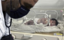 Bé gái Syria chào đời trong đống đổ nát của tòa nhà bị sập, dây rốn vẫn nối với bánh nhau trong bụng mẹ