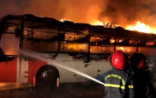 Xe khách giường nằm đang chạy bất ngờ bốc cháy dữ dội