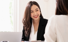 Hỏi ứng viên có 23 ngọn nến, thổi tắt 15 ngọn vậy còn lại bao nhiêu? Người trả lời 8 lập tức bị loại, cô gái 9x có câu trả lời thông minh được nhận ngay tại chỗ