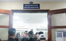 Hà Nội: Người dân chen chân làm hộ chiếu có gắn chip điện tử