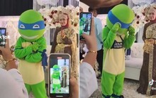 Bạn gái yêu 8 năm đi lấy người khác, chàng trai đóng giả làm "Ninja rùa" dự đám cưới trong nước mắt